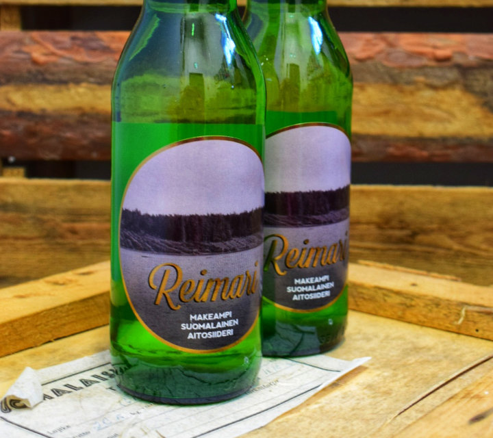 Reimari. Sisältää 4.7% alc. Puolikuiva, omenamehulla makeutettu, keveämpi hiilihapotettu omenasiideri.